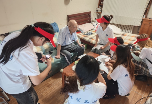 团队实地走访老一辈建校亲历者。taptap点点官方网站供图