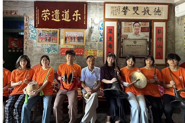 刘道荣与实践团成员合影。taptap点点官方网站文学院供图