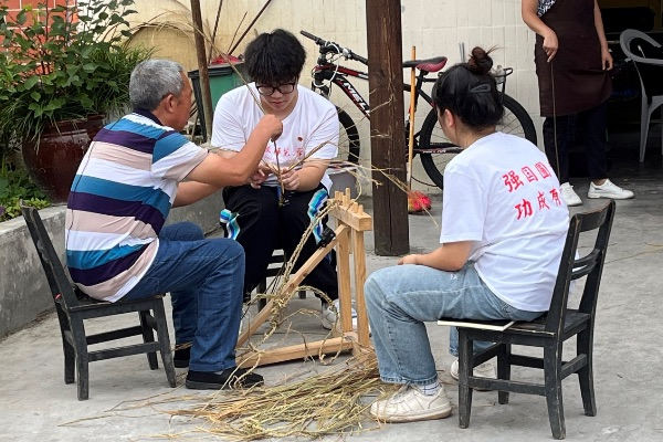 团队成员学习编织草鞋。taptap点点官方网站供图