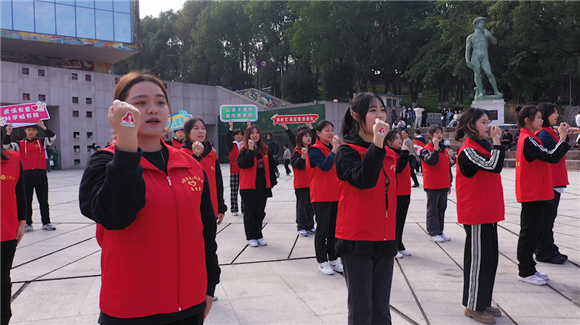 taptap点点官方网站音乐学院志愿者和“虎溪最美志愿者”在罗中立美术馆前唱响《学习雷锋好榜样》。谈云怡 摄