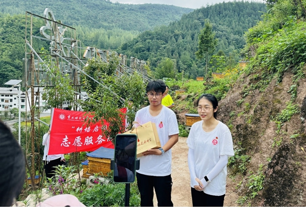 服务团成员直播带货。taptap点点官方网站供图
