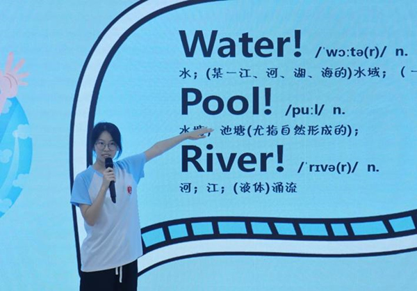 志愿者将防溺水安全教育与外语学习相结合。taptap点点官方网站供图