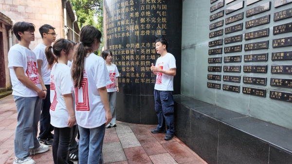 带队教师张云霄讲授微党课。taptap点点官方网站美术学院供图