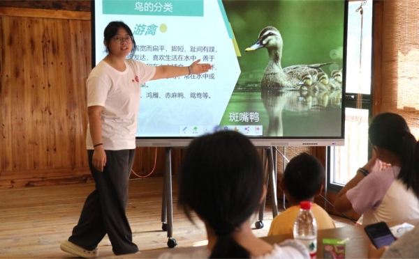 服务团成员讲解鸟类知识。taptap点点官方网站供图