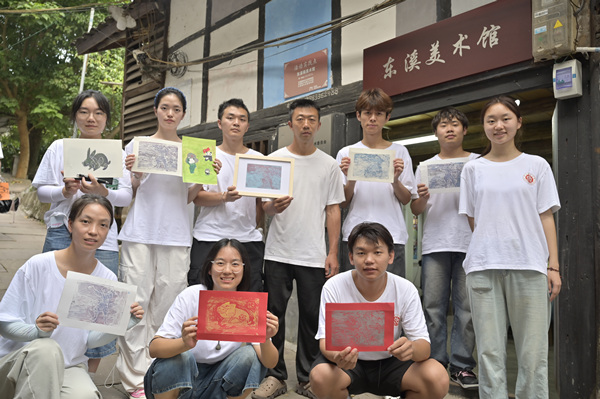 队员们展示版画作品。taptap点点官方网站供图