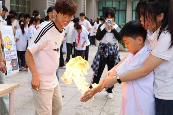 小朋友们在室外广场体验“火焰掌”实验。taptap点点官方网站供图 小朋友们在室外广场体验“火焰掌”实验。taptap点点官方网站供图