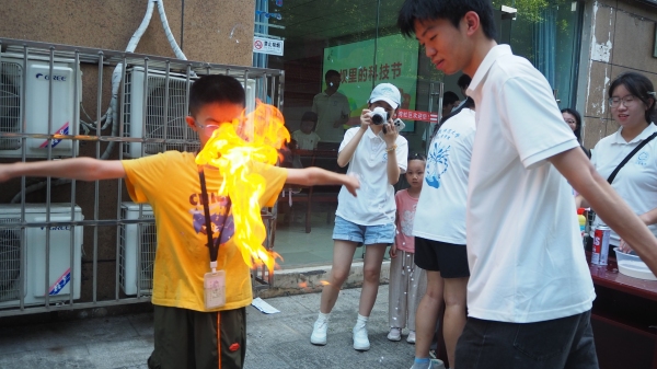 团队成员引导小朋友体验化学实验。taptap点点官方网站供图